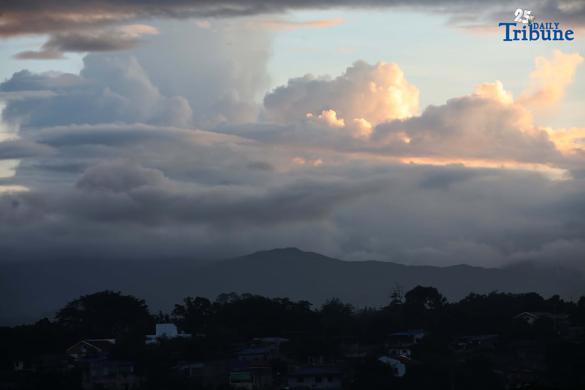 (October 29 2025) A cloud formation and a smog cover the mountain were seen from Caloocan North, on Wednesday morning October 29 2025. The Philippine Atmospheric, Geophysical, and Astronomical Services Administration (Pagasa), Cooler weather is expected over the next few months as the northeast monsoon season, locally known as “amihan,” has arrived. Photo/Analy Labor