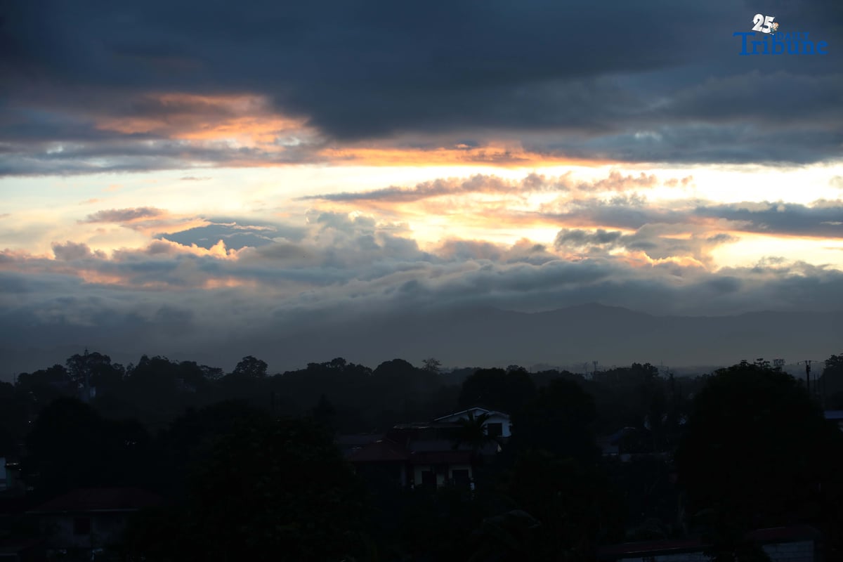 (October 29 2025) A cloud formation and a smog cover the mountain were seen from Caloocan North, on Wednesday morning October 29 2025. The Philippine Atmospheric, Geophysical, and Astronomical Services Administration (Pagasa), Cooler weather is expected over the next few months as the northeast monsoon season, locally known as “amihan,” has arrived. Photo/Analy Labor
