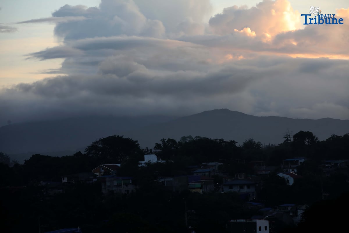 (October 29 2025) A cloud formation and a smog cover the mountain were seen from Caloocan North, on Wednesday morning October 29 2025. The Philippine Atmospheric, Geophysical, and Astronomical Services Administration (Pagasa), Cooler weather is expected over the next few months as the northeast monsoon season, locally known as “amihan,” has arrived. Photo/Analy Labor