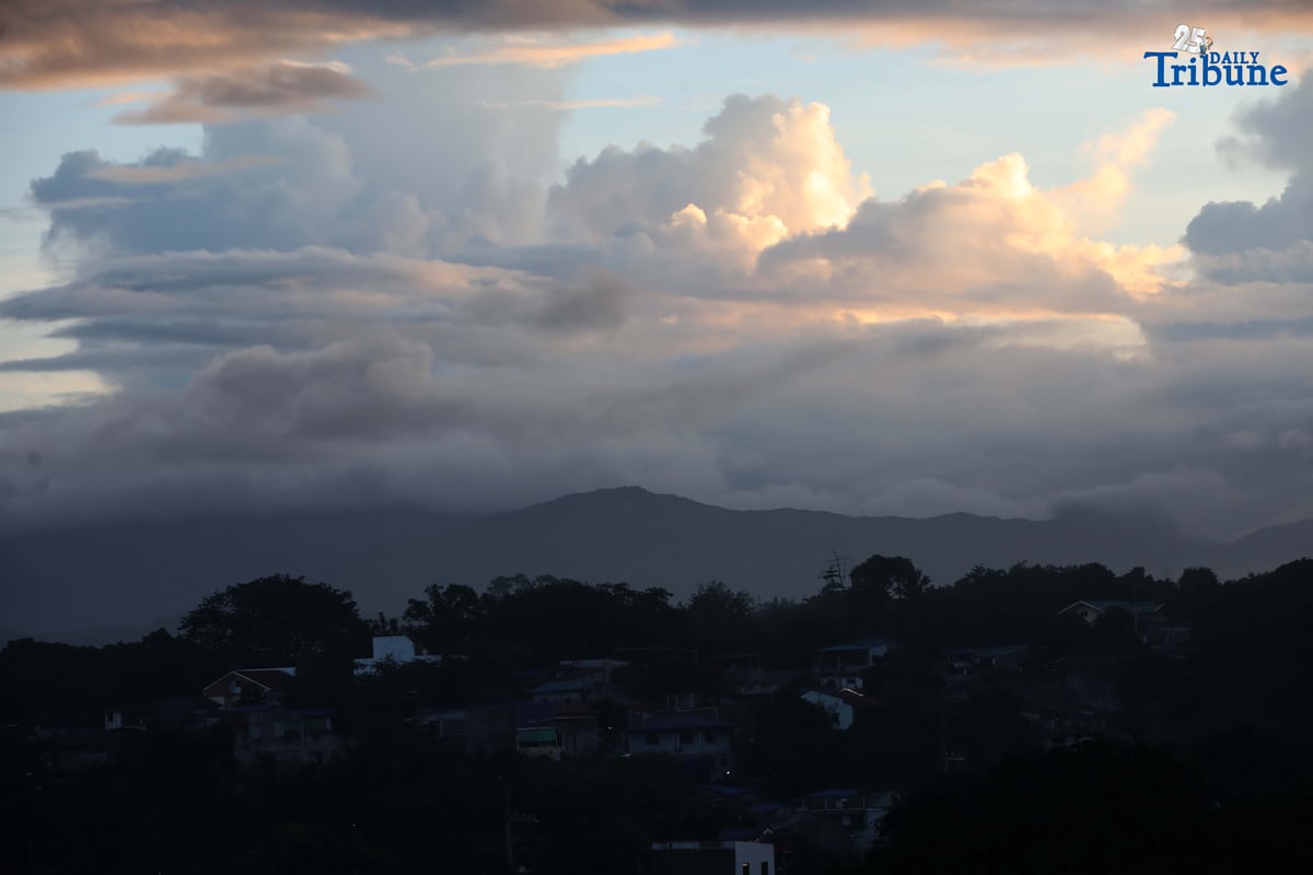 (October 29 2025) A cloud formation and a smog cover the mountain were seen from Caloocan North, on Wednesday morning October 29 2025. The Philippine Atmospheric, Geophysical, and Astronomical Services Administration (Pagasa), Cooler weather is expected over the next few months as the northeast monsoon season, locally known as “amihan,” has arrived. Photo/Analy Labor