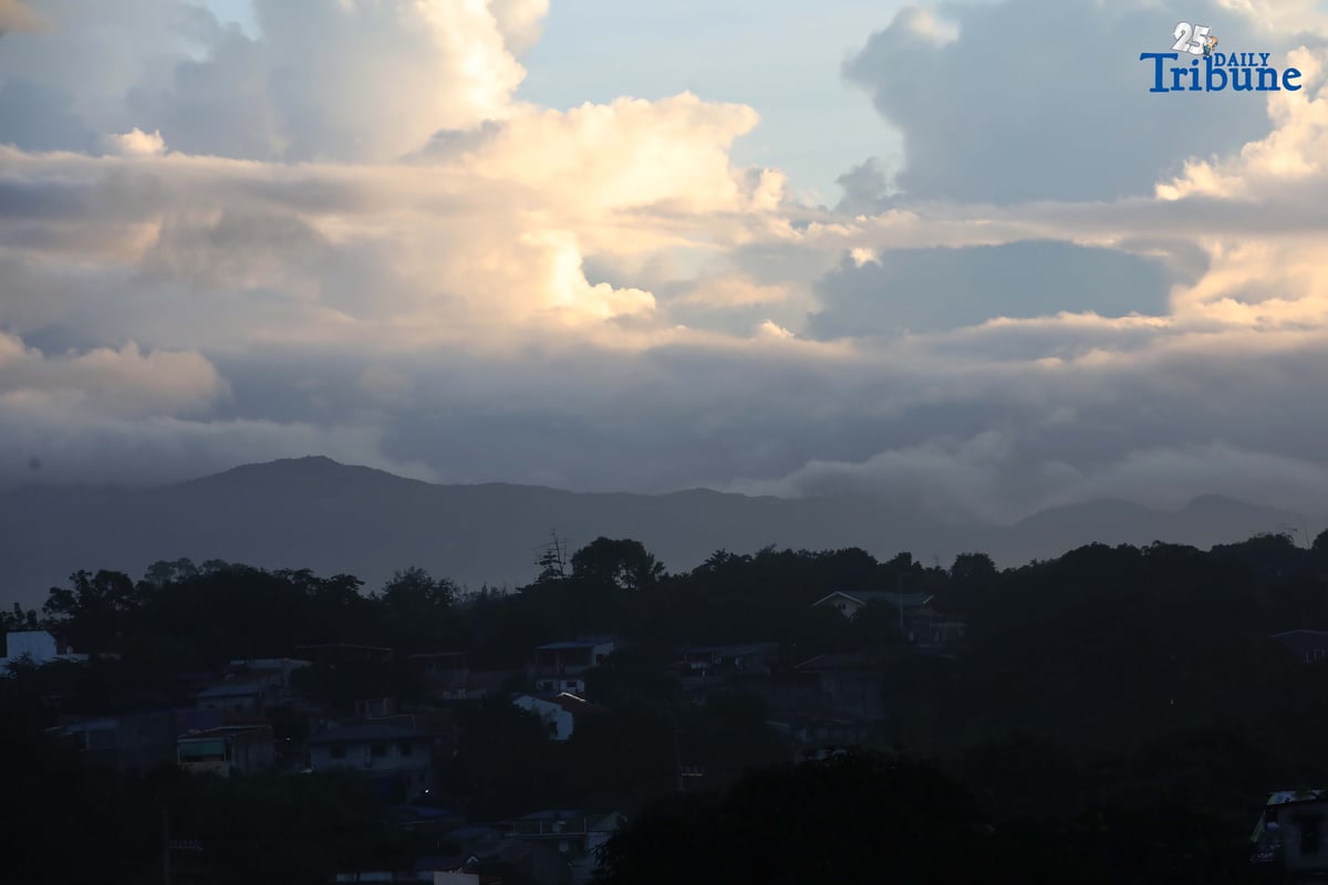 (October 29 2025) A cloud formation and a smog cover the mountain were seen from Caloocan North, on Wednesday morning October 29 2025. The Philippine Atmospheric, Geophysical, and Astronomical Services Administration (Pagasa), Cooler weather is expected over the next few months as the northeast monsoon season, locally known as “amihan,” has arrived. Photo/Analy Labor
