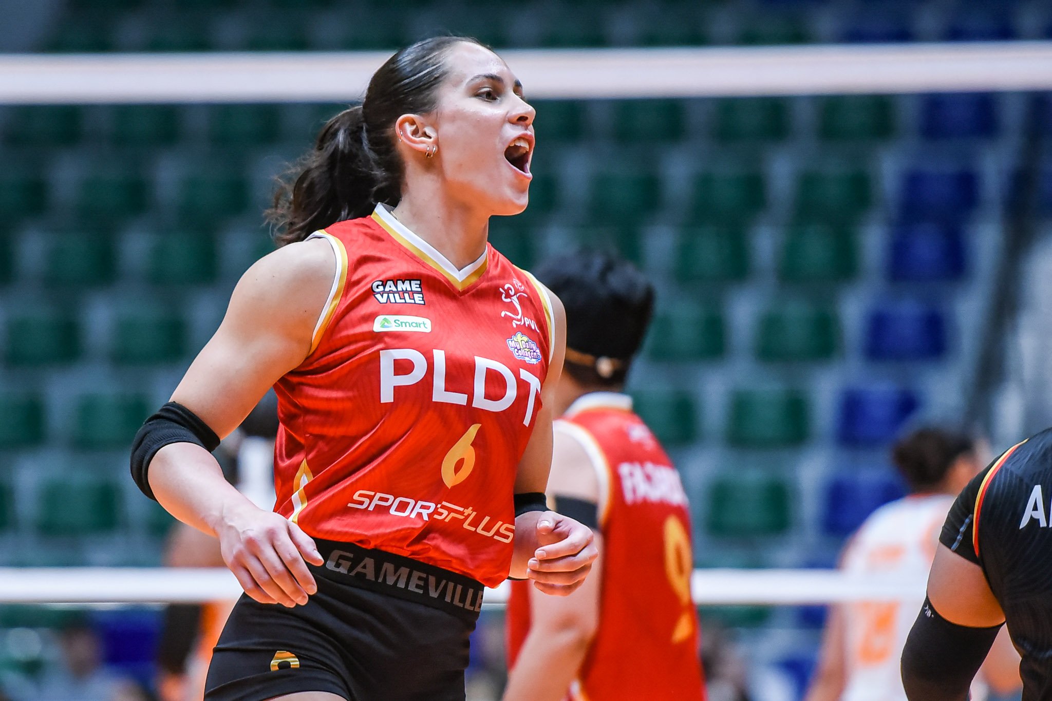 PLDT, Farm Fresh
seek to seal top spots