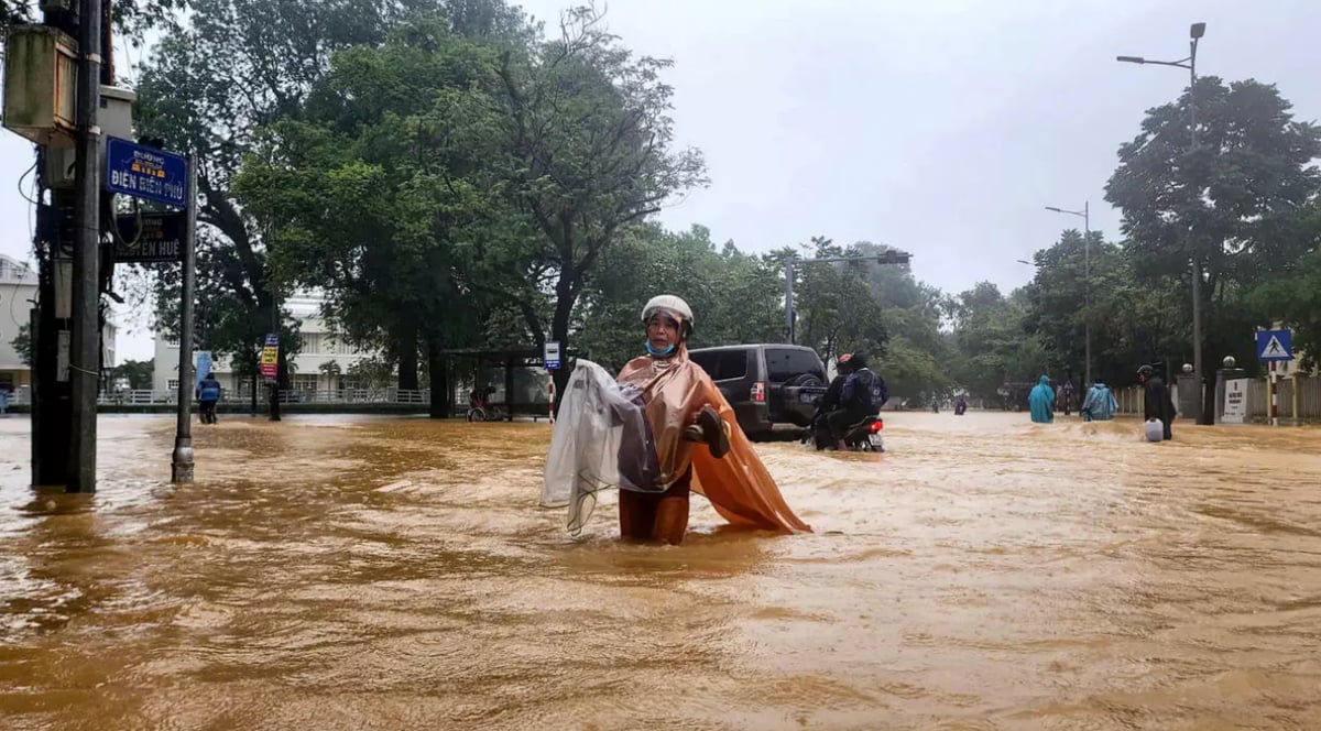Record Vietnam rains kill seven,
flood 100,000 homes