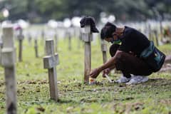 Where heroes lie In a world where honor and integrity have become harder to come by, we must look to our history to gain perspective on the issues haunting us until today, not least of which is by remembering our departed loved ones. A moment caught at the Libingan ng mga Bayani in Taguig City on Wednesday, 29 October, as visitors arrive early to avoid the heavy foot traffic expected during the Undas observance.