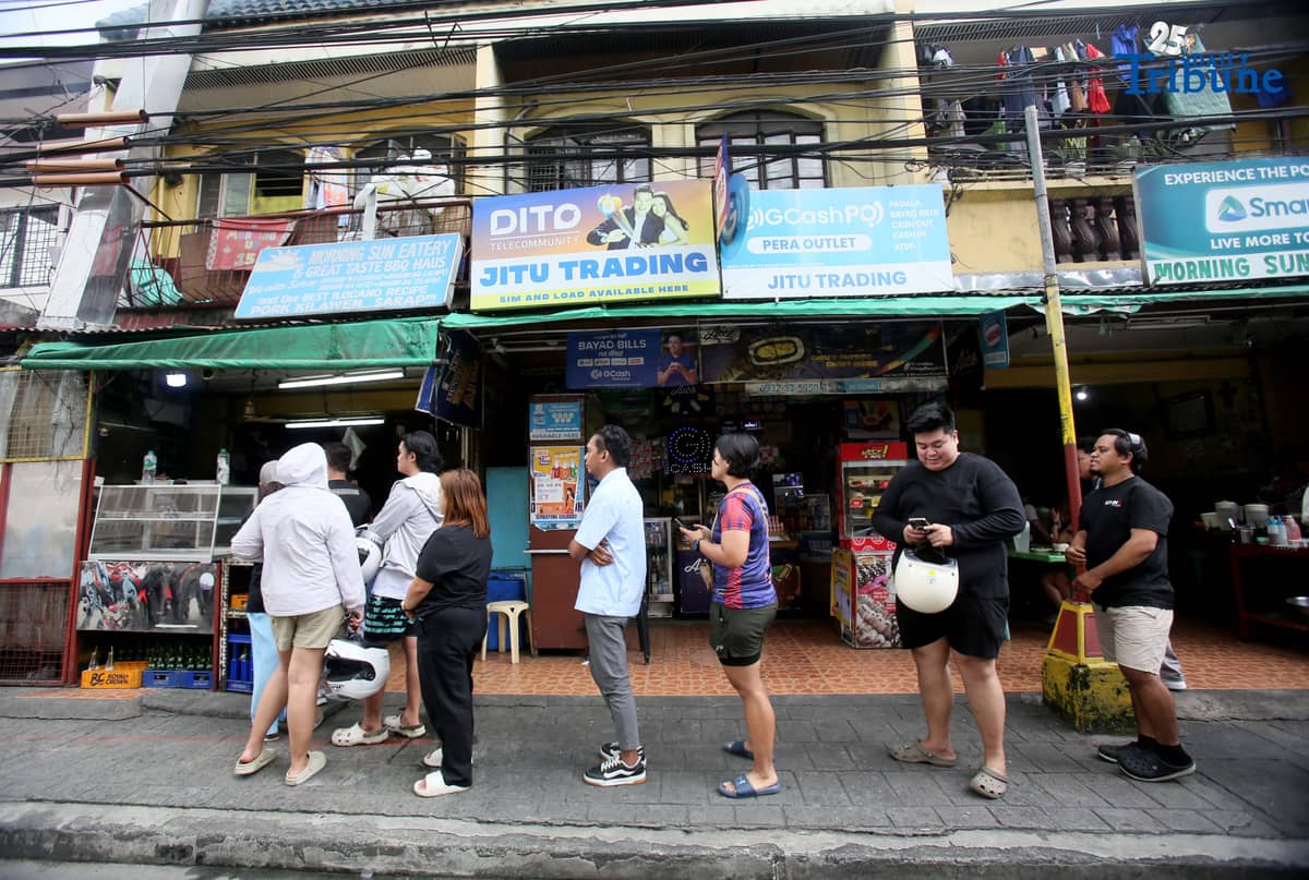 (October 31 2025) Customers queuing at Morning Sun Eatery in Quezon City on Friday October 31 2025 to buy barbecue. The Morning Sun Eatery offers Ilocano dishes and barbecue, earning a place in the first Michelin Guide Philippines 2026, announced on Oct. 30. The modest karinderya received the Bib Gourmand recognition, awarded to restaurants that serve exceptional food at reasonable prices, they are now among the 25 Bib Gourmand dining destinations in the Philippines. Photo/Analy Labor