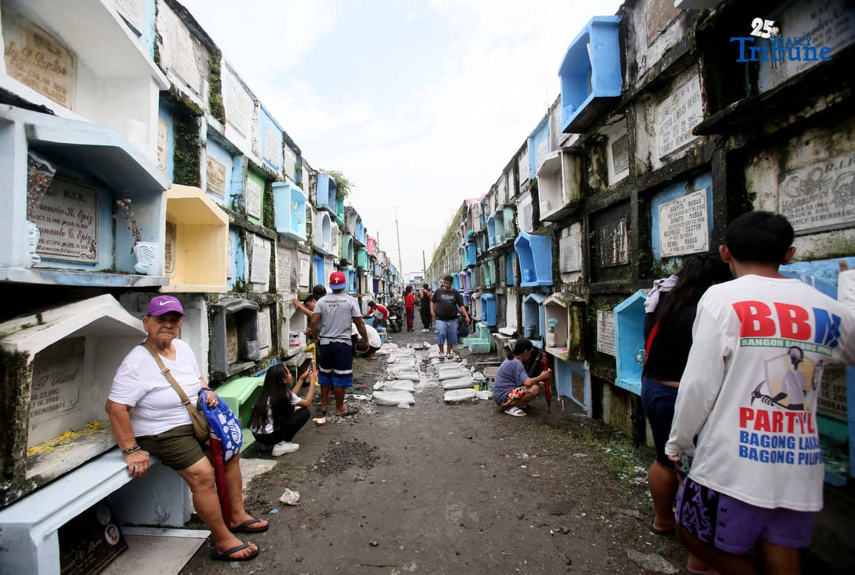 (October 31 2025) A few families were seen visit their departed loved ones to offer flowers and candles at Valenzuela public cemetery, karuhatan Valenzuela City on Friday October 31 2025, ahead of all Souls Day celebration. Photo/Analy Labor