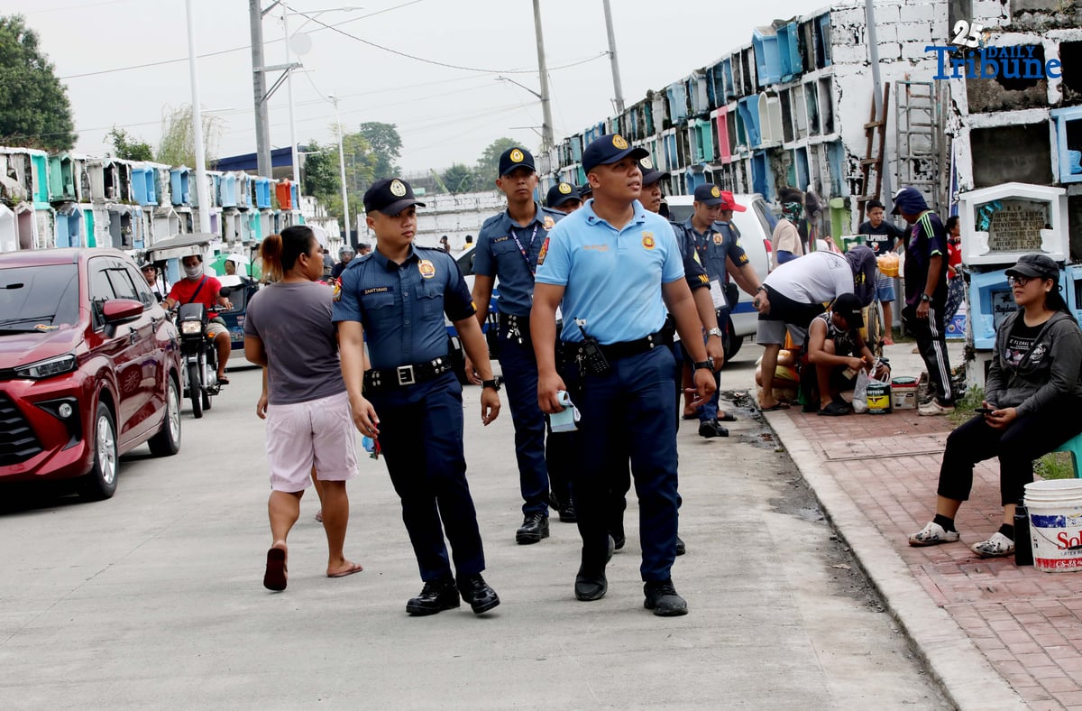 (October 31 2025) Northern Police District NPD personnel conducted a foot patrol at Valenzuela Public Cemetery, Karuhatan Valenzuela City to maintain peace inside the cemetery ,on Friday October 31 2025, ahead of all Souls Day celebration. Photo/Analy Labor