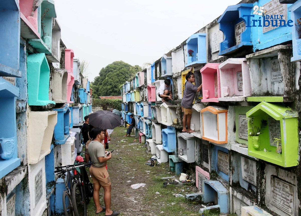 (October 31 2025) A few families were seen  visit their departed loved ones  to offer flowers and candles at Valenzuela public cemetery, karuhatan Valenzuela City on Friday October 31 2025, ahead of all Souls Day celebration. Photo/Analy Labor