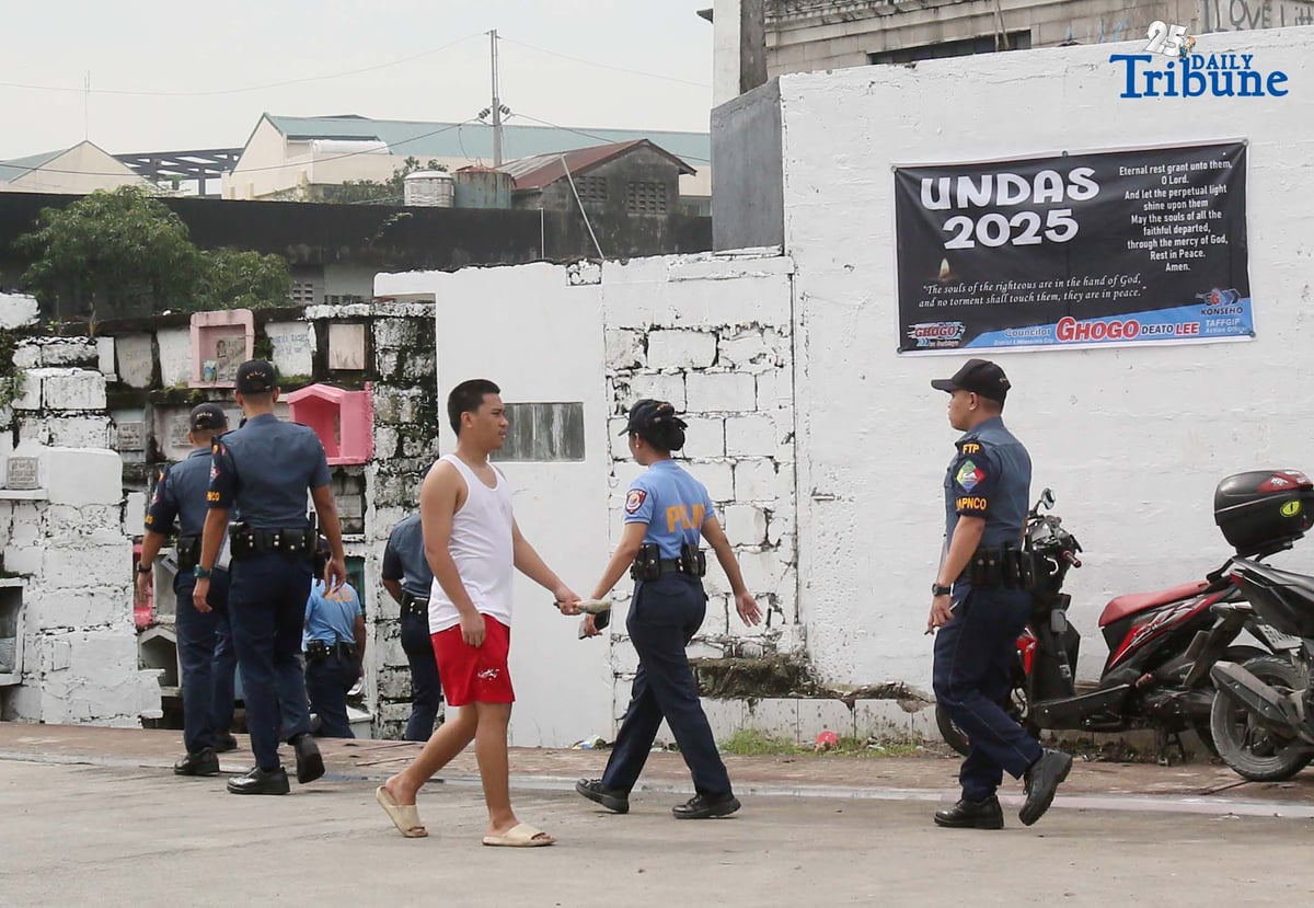 (October 31 2025) Northern Police District NPD personnel conducted a foot patrol at Valenzuela Public Cemetery, Karuhatan Valenzuela City to maintain peace inside the cemetery ,on Friday October 31 2025, ahead of all Souls Day celebration. Photo/Analy Labor