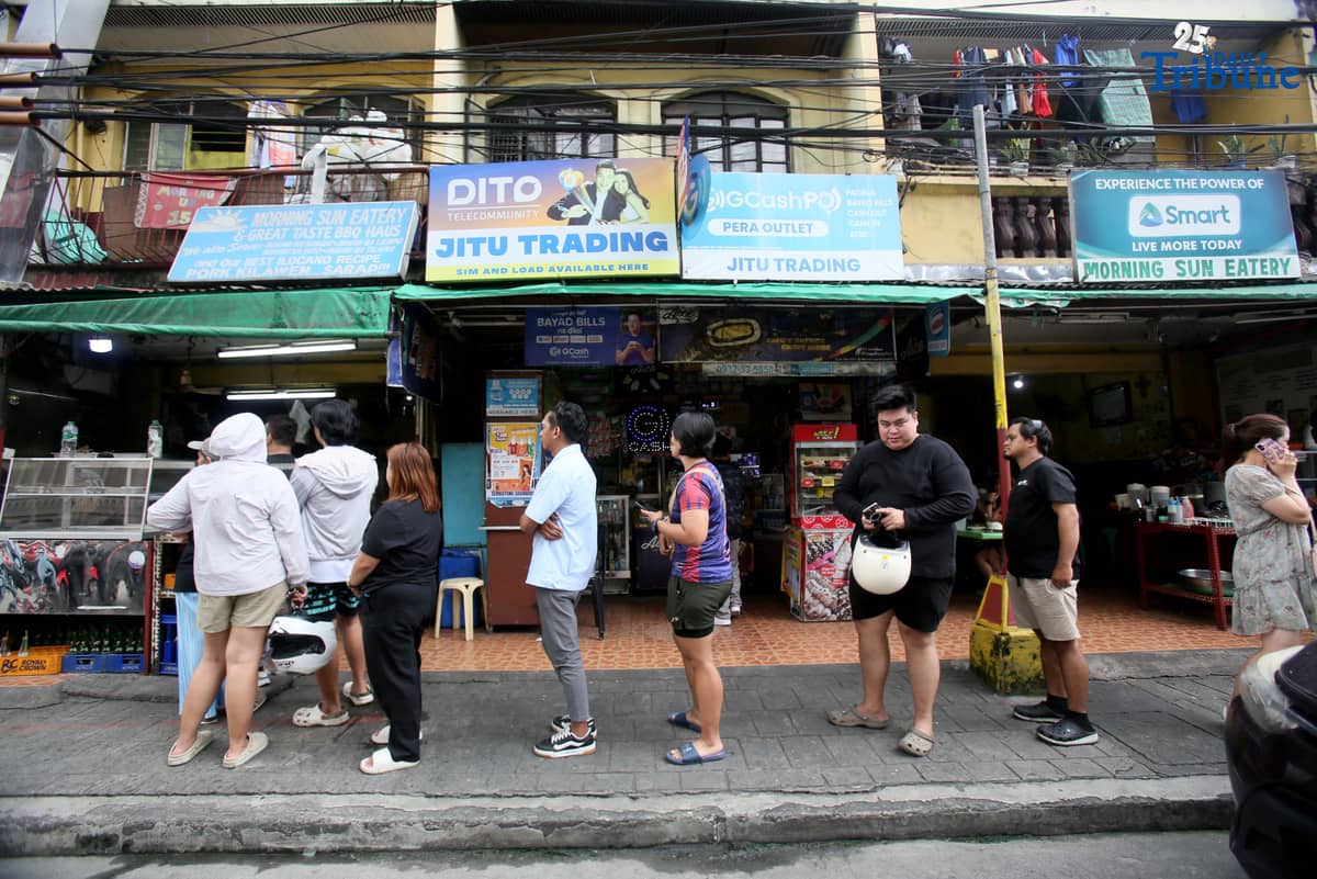 (October 31 2025) Customers queuing at Morning Sun Eatery in Quezon City on Friday October 31 2025 to buy barbecue. The Morning Sun Eatery offers Ilocano dishes and barbecue, earning a place in the first Michelin Guide Philippines 2026, announced on Oct. 30. The modest karinderya received the Bib Gourmand recognition, awarded to restaurants that serve exceptional food at reasonable prices, they are now among the 25 Bib Gourmand dining destinations in the Philippines. Photo/Analy Labor
