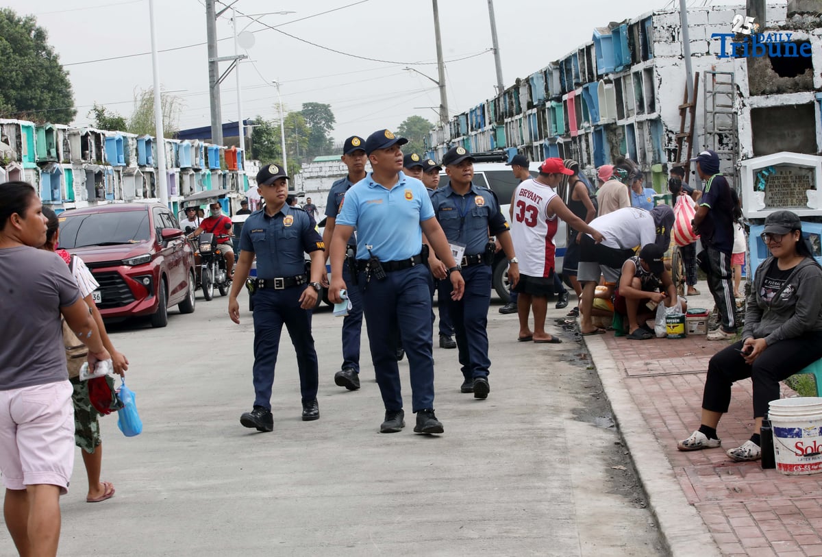 (October 31 2025) Northern Police District NPD personnel conducted a foot patrol at Valenzuela Public Cemetery, Karuhatan Valenzuela City to maintain peace inside the cemetery ,on Friday October 31 2025, ahead of all Souls Day celebration. Photo/Analy Labor