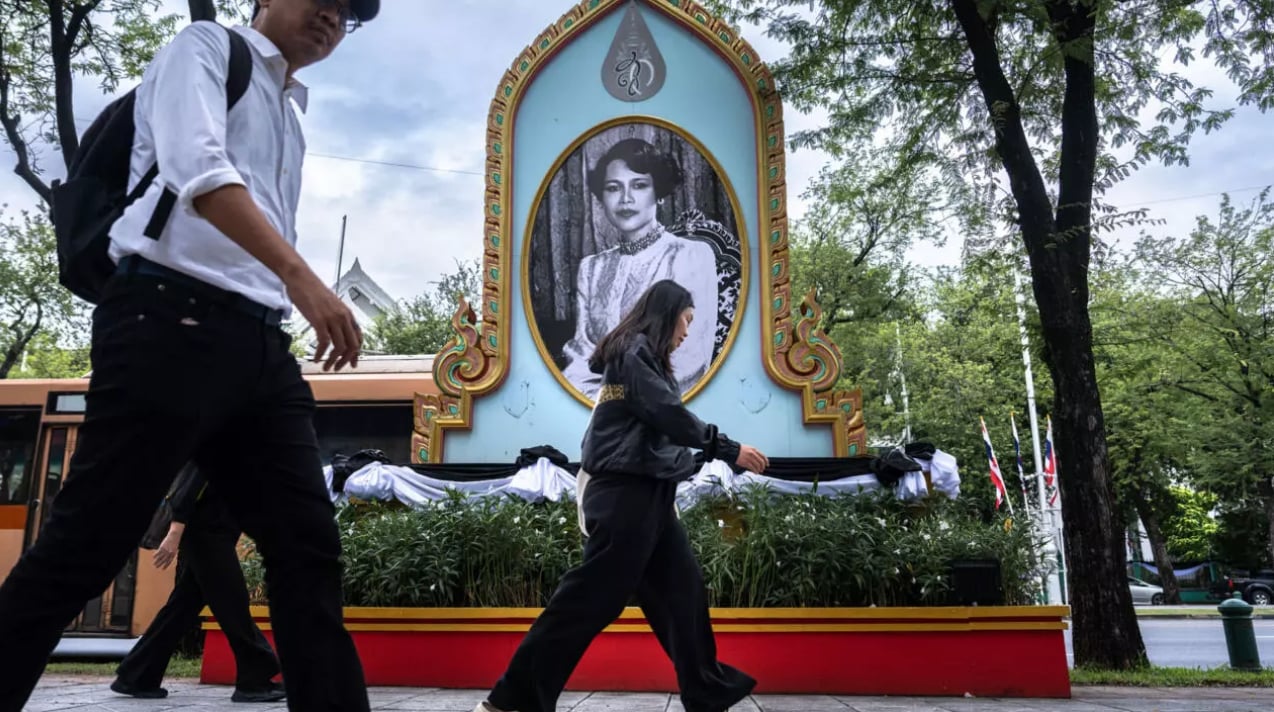 Black and white clothes : The business of mourning Thailand’s queen mother
