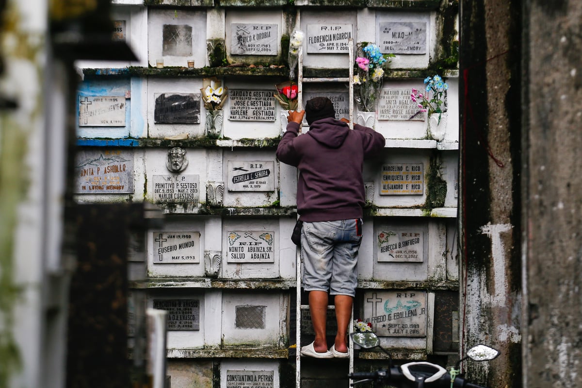 People visits Manila North Cemetery on the eve of Undas