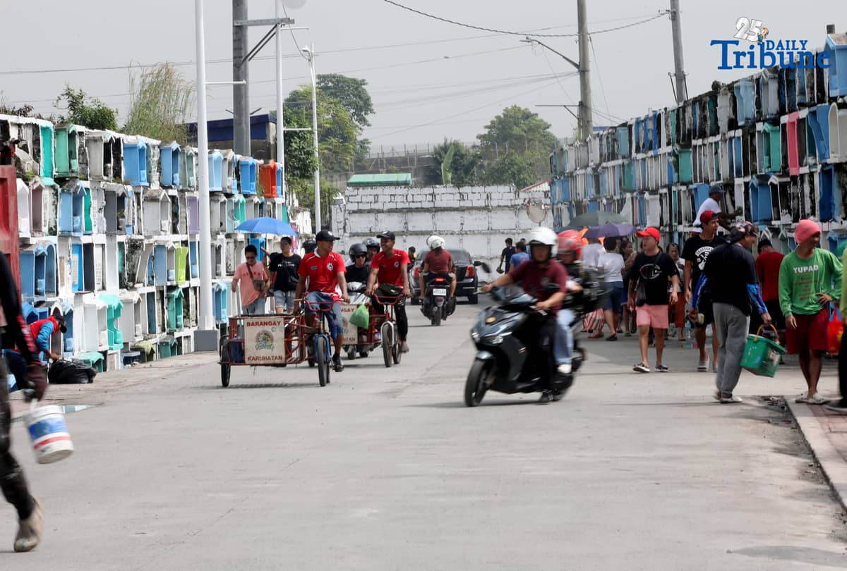 (October 31 2025) A few families were seen visit their departed loved ones to offer flowers and candles at Valenzuela public cemetery, karuhatan Valenzuela City on Friday October 31 2025, ahead of all Souls Day celebration. Photo/Analy Labor