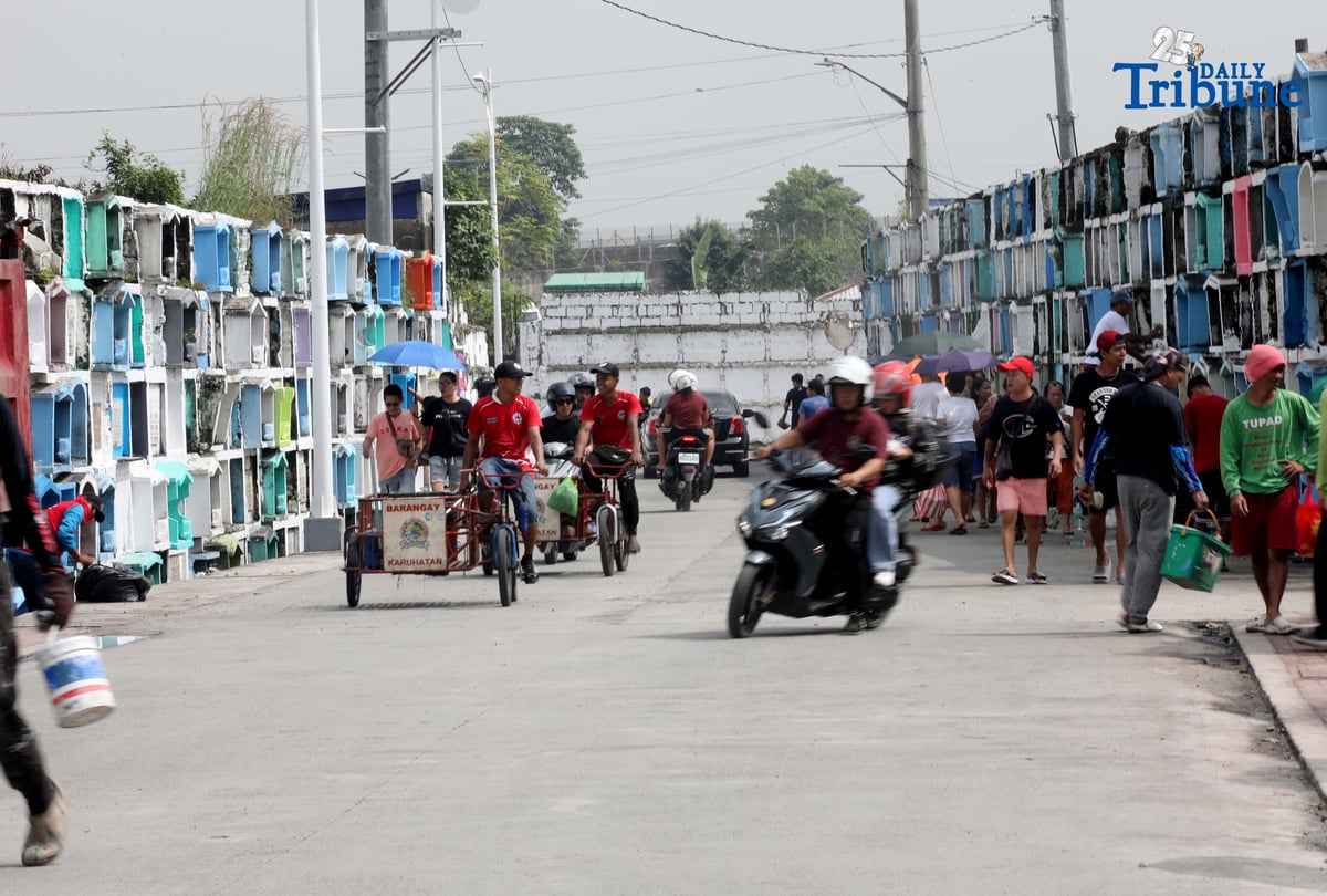 (October 31 2025) A few families were seen  visit their departed loved ones  to offer flowers and candles at Valenzuela public cemetery, karuhatan Valenzuela City on Friday October 31 2025, ahead of all Souls Day celebration. Photo/Analy Labor