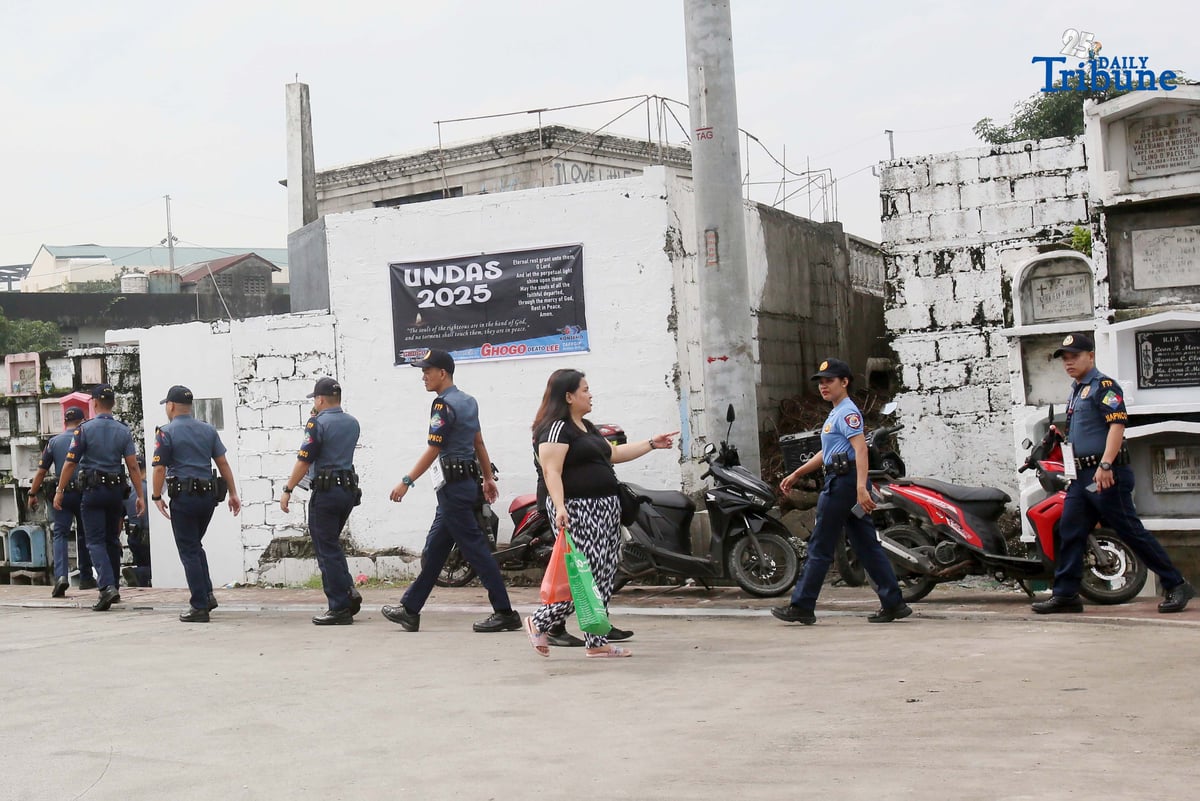 (October 31 2025) Northern Police District NPD personnel conducted a foot patrol at Valenzuela Public Cemetery, Karuhatan Valenzuela City to maintain peace inside the cemetery ,on Friday October 31 2025, ahead of all Souls Day celebration. Photo/Analy Labor