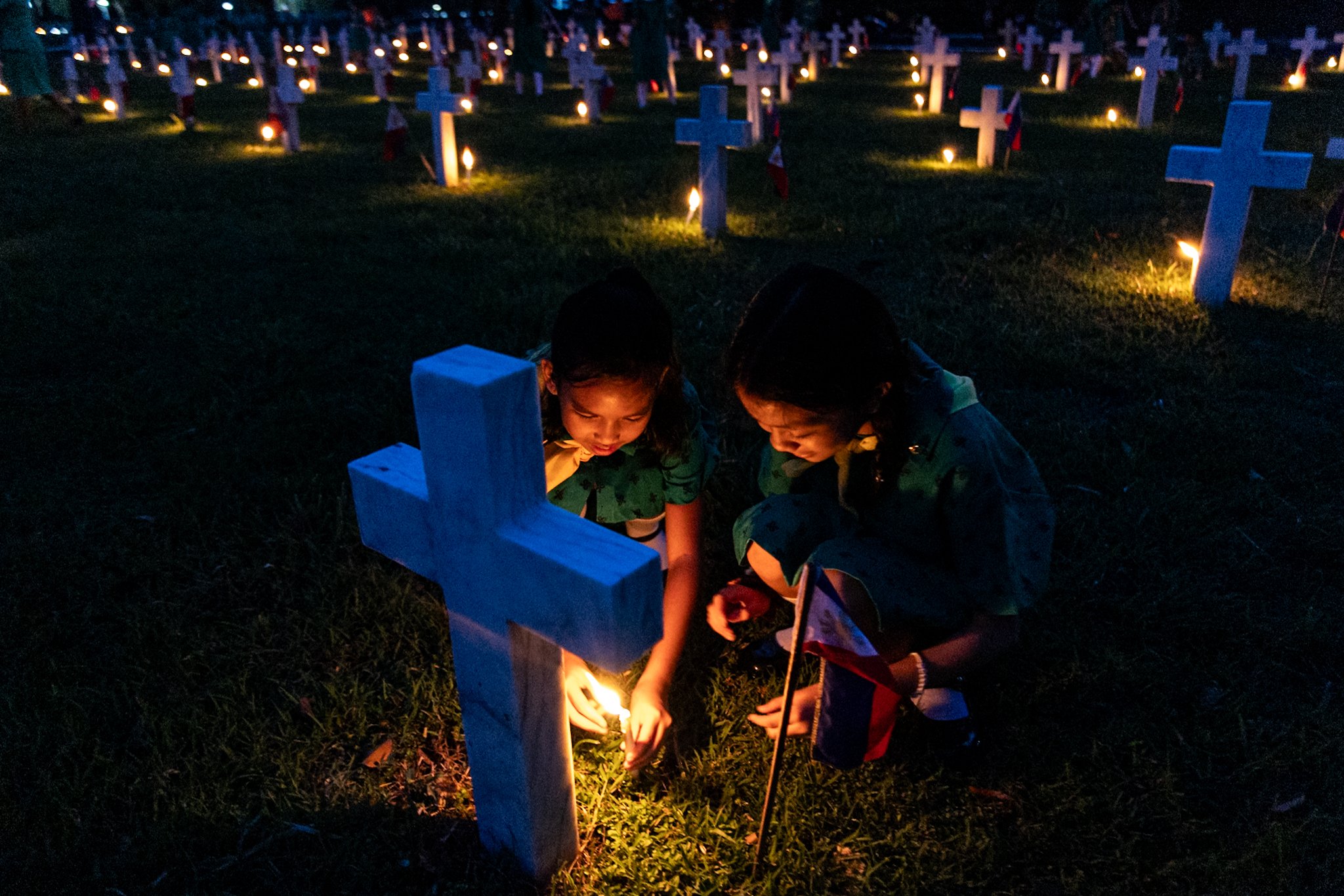 Girl scouts honor WWII heroes at Libingan ng mga Bayani