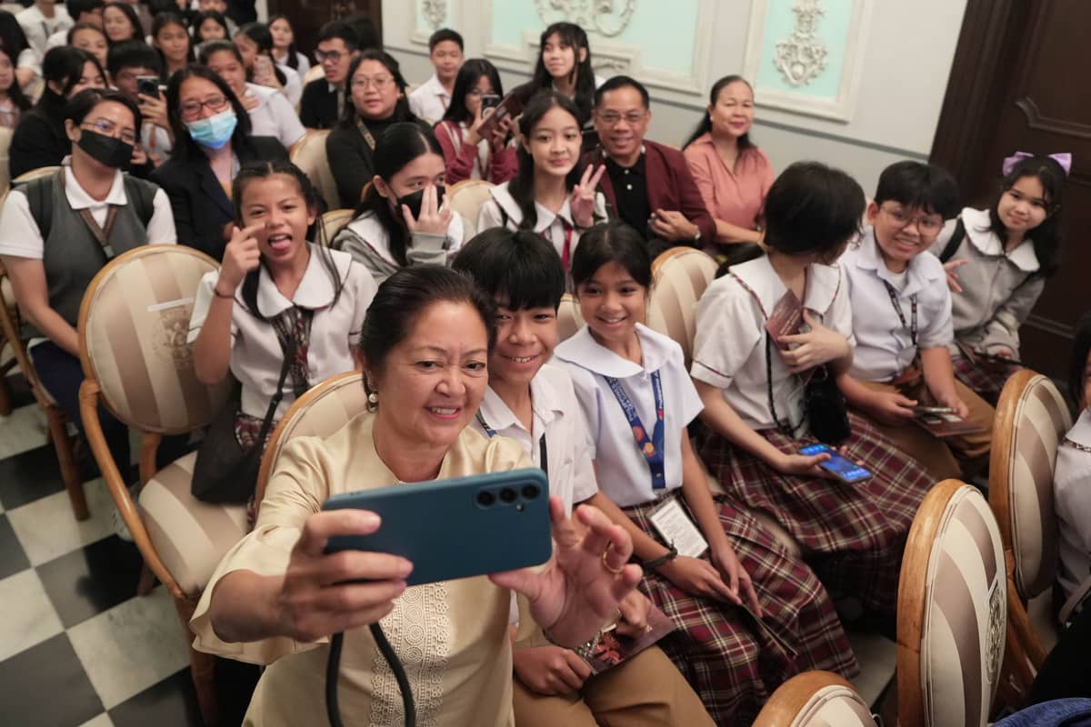 THE First Lady with the students of Padre Burgos Elementary School.