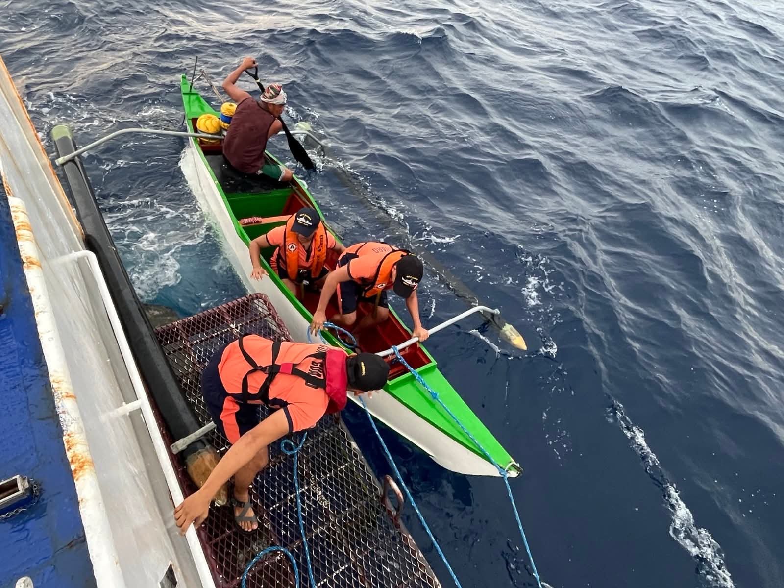PCG rescues fishing boat off Capones Grande