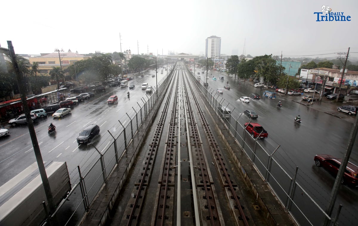 (November 01 2025) Motorists plying freely along Commonwealth Avenue in Quezon City on Saturday November 1 2025, the All Saints day Celebration, when suddenly heavy down pour fall. Photo/ Analy Labor