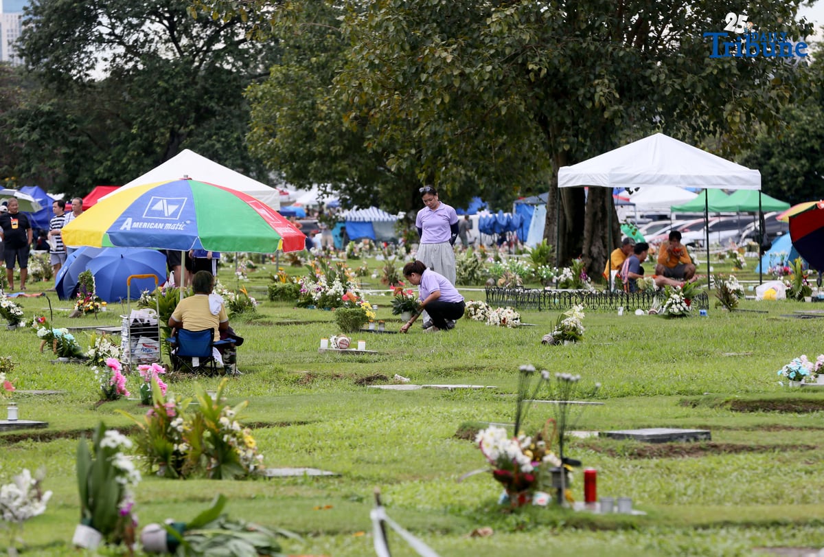 (November 01 2025) On All Saints Day Celebration Families offer flowers, prayers and light candles as they pay respect to their loved ones during the visit of their departed loved ones at Loyola Memorial Park Marikina, Marikina City, on Saturday November 1 2025. Photo/Analy Labor