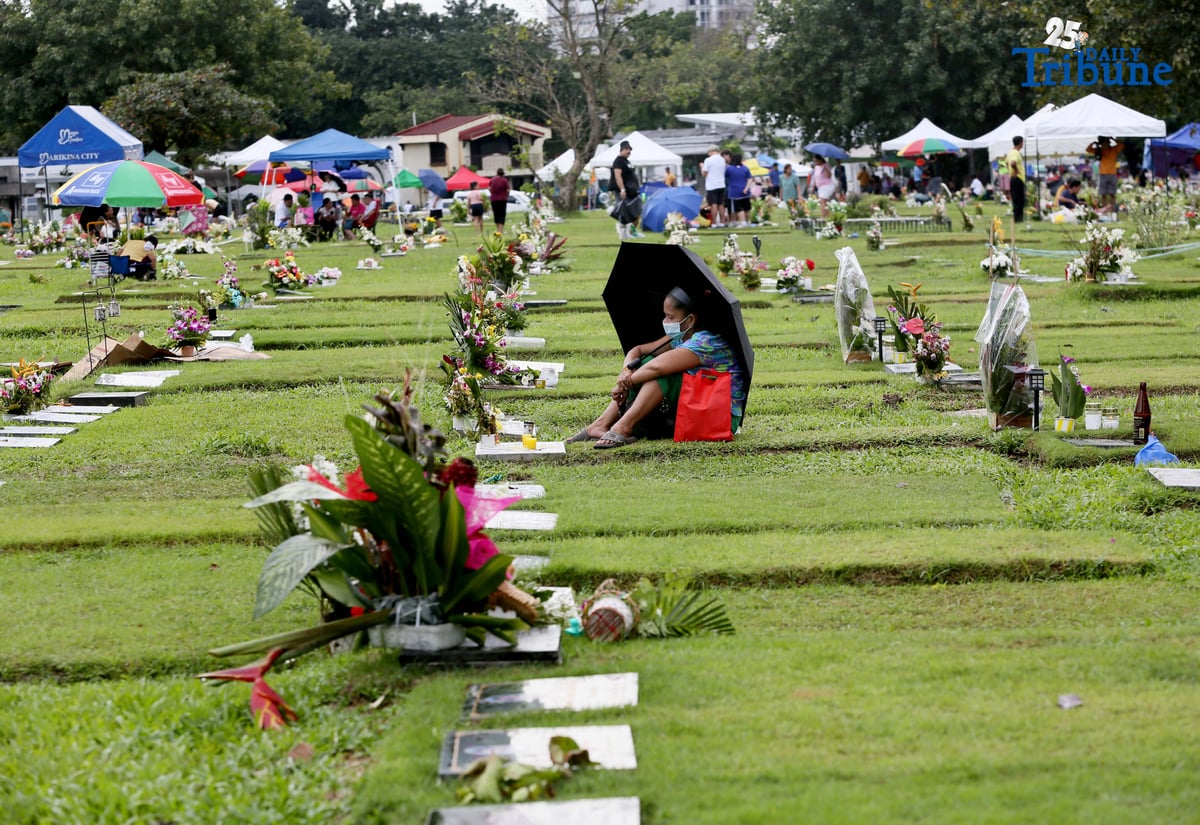 (November 01 2025) On All Saints Day Celebration Families offer flowers, prayers and light candles as they pay respect to their loved ones during the visit of their departed loved ones at Loyola Memorial Park Marikina, Marikina City, on Saturday November 1 2025. Photo/Analy Labor