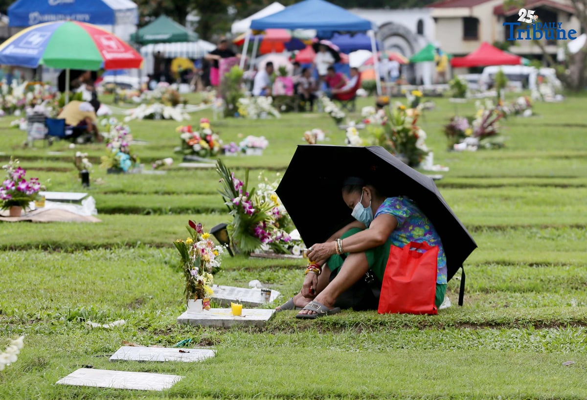 (November 01 2025) On All Saints Day Celebration Families offer flowers, prayers and light candles as they pay respect to their loved ones during the visit of their departed loved ones at Loyola Memorial Park Marikina, Marikina City, on Saturday November 1 2025. Photo/Analy Labor