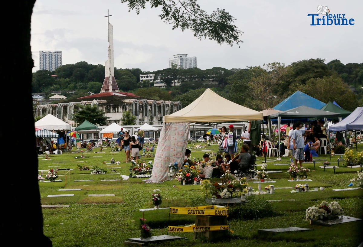 (November 01 2025) On All Saints Day Celebration Families offer flowers, prayers and light candles as they pay respect to their loved ones during the visit of their departed loved ones at Loyola Memorial Park Marikina, Marikina City, on Saturday November 1 2025. Photo/Analy Labor