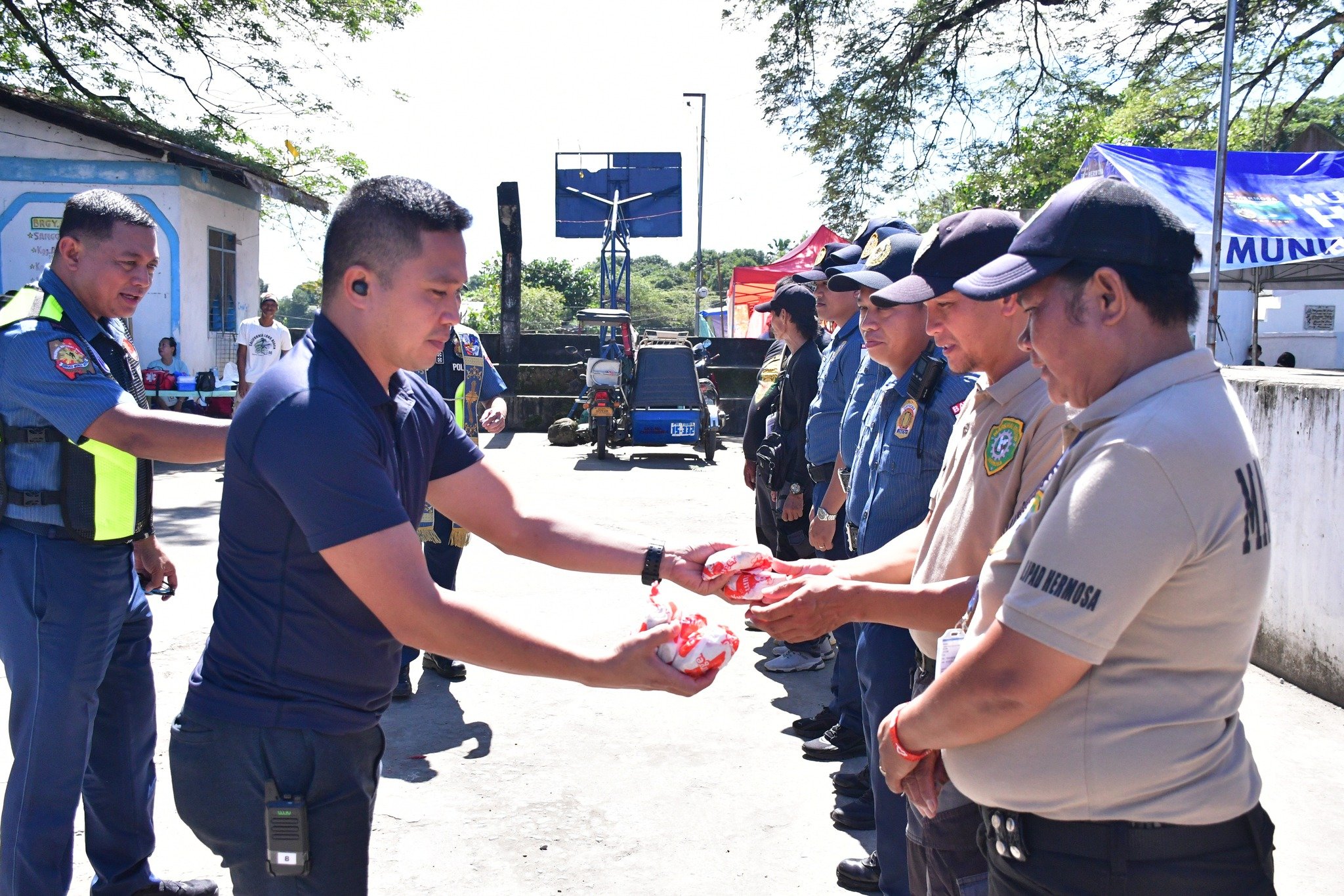 Gen. Peñones extends food packs, words of encouragement