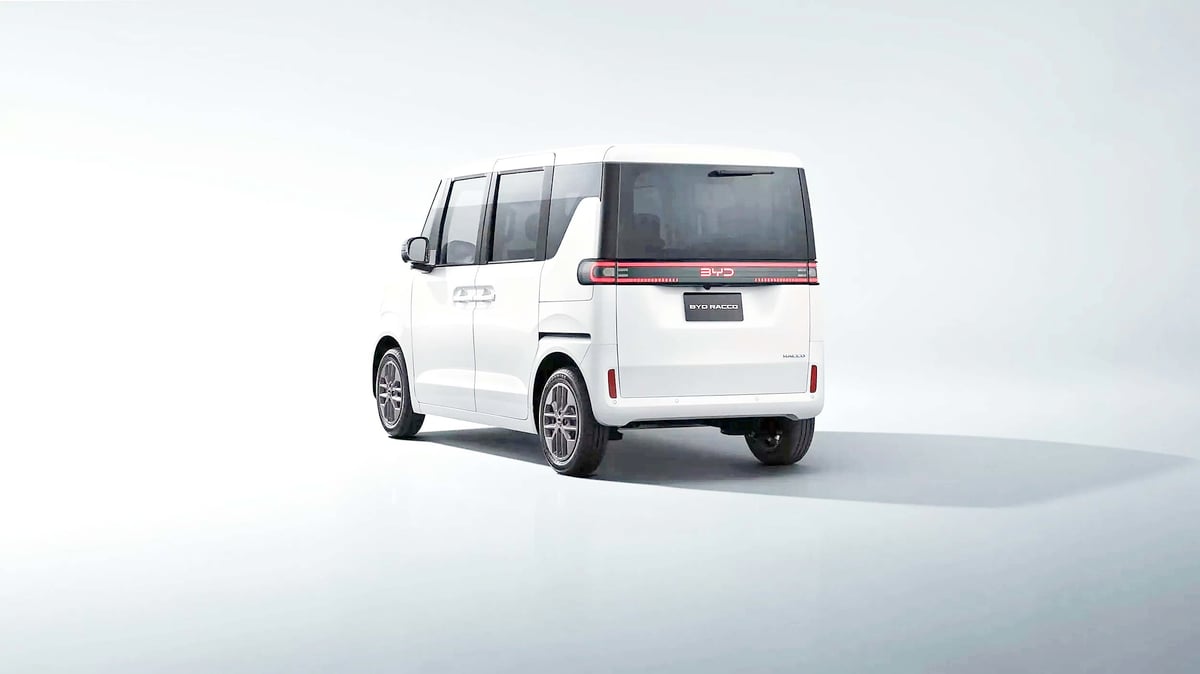 REAR features a light bar that spans the width that highlights the illuminated BYD badge.
