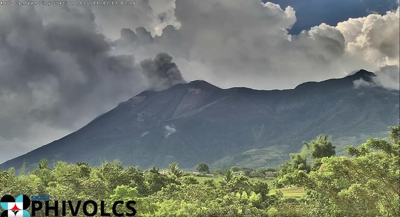Kanlaon Volcano emits ash again; PHIVOLCS maintains Alert Level 2