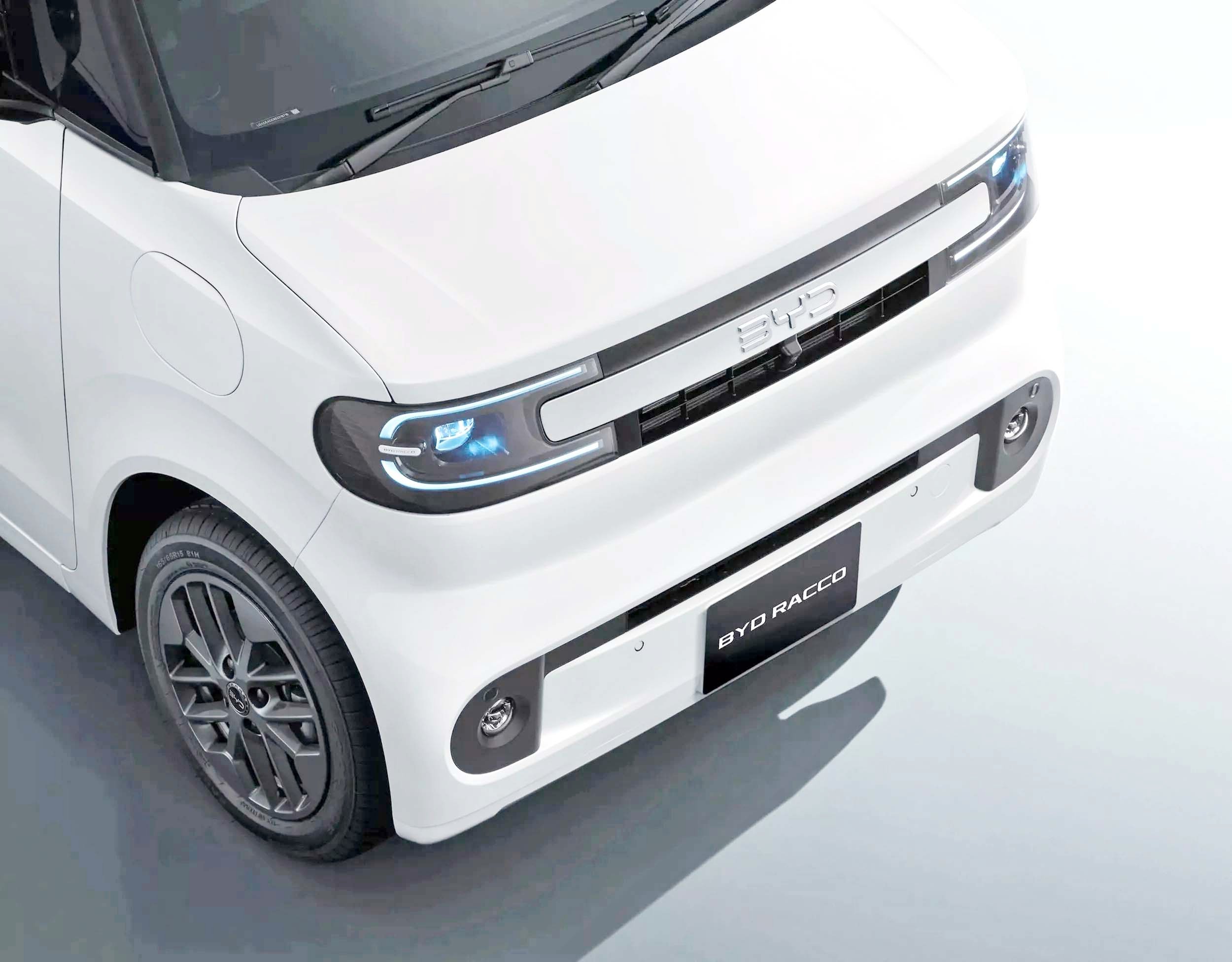 HEADLIGHTS carry a C-shaped LED signature within a closed front fascia.