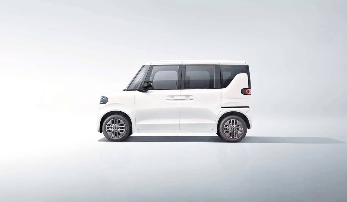 PROFILE shows compact dimensions suited for Japan’s narrow city roads.