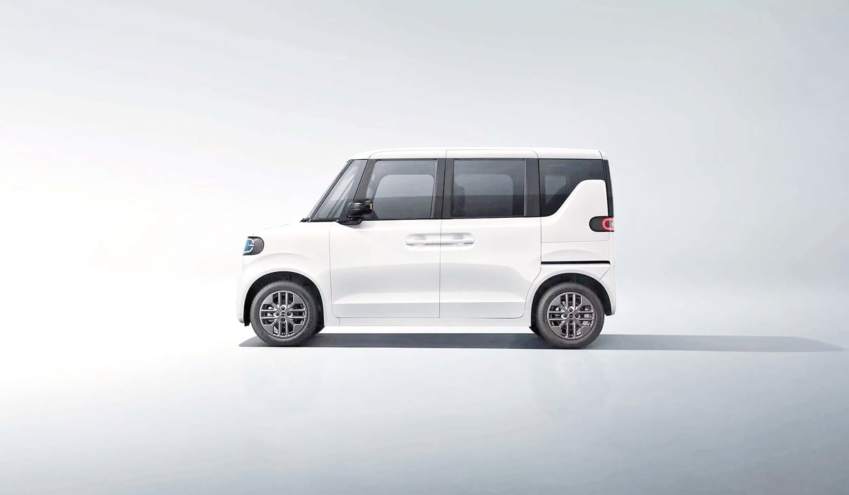 PROFILE shows compact dimensions suited for Japan’s narrow city roads.
