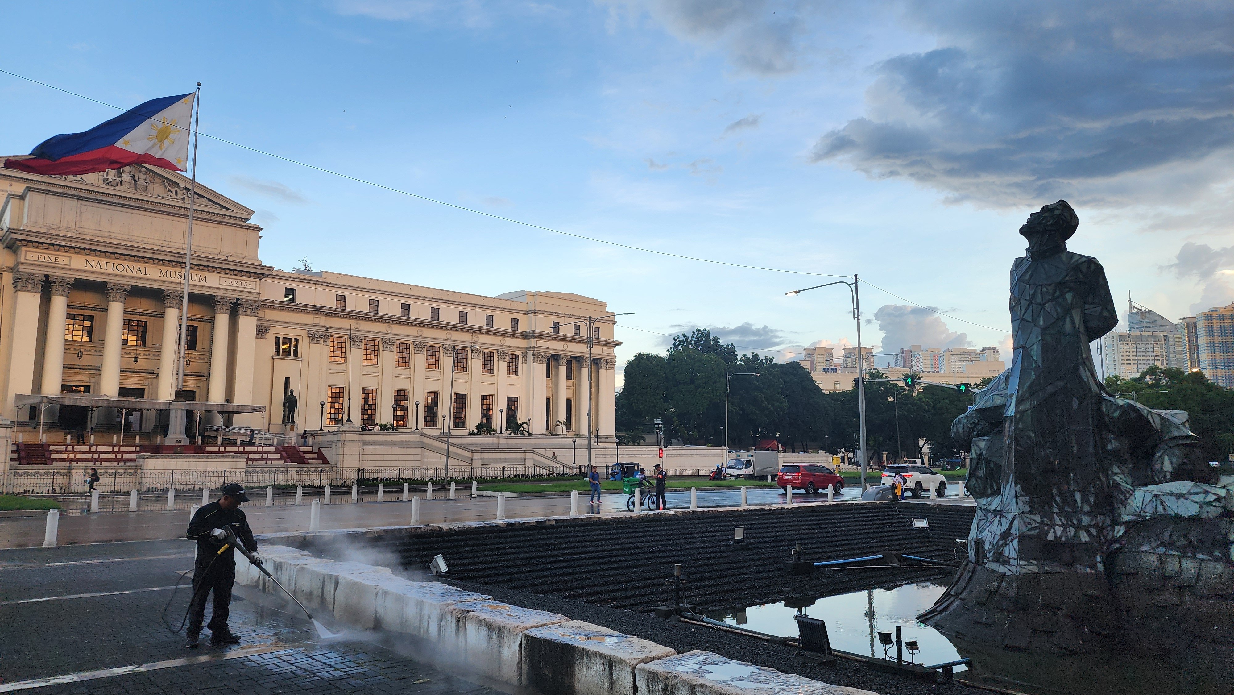 Monument and memory refreshed: The National Museum and Kärcher partner 
to clean Gomburza landmark