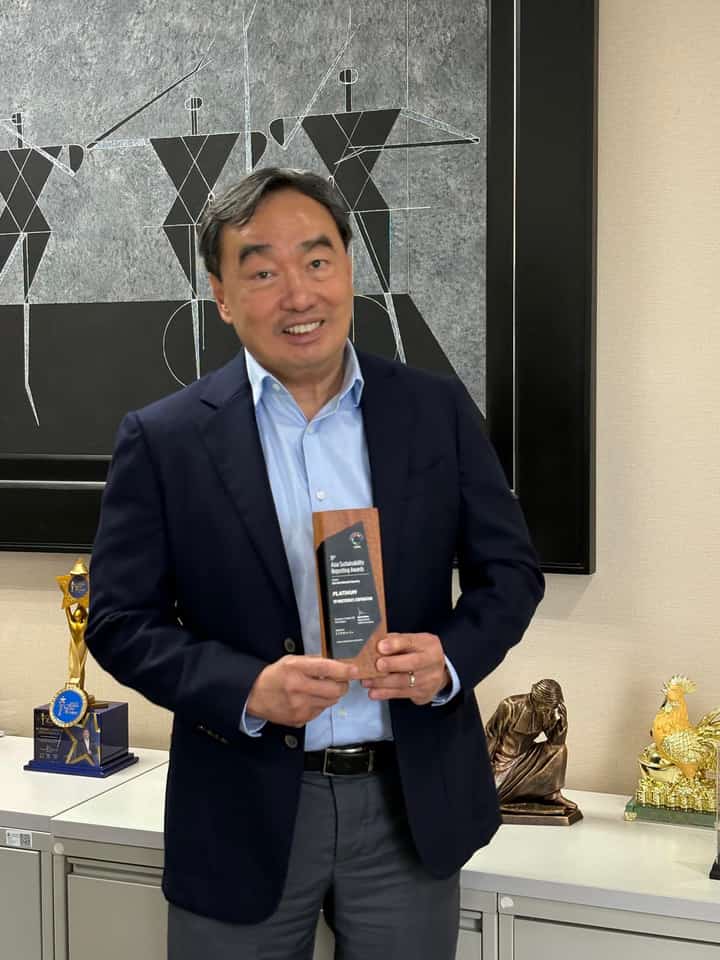 SM Investments President and CEO Frederic C. DyBuncio with the Asia’s Best Materiality Reporting Platinum Award