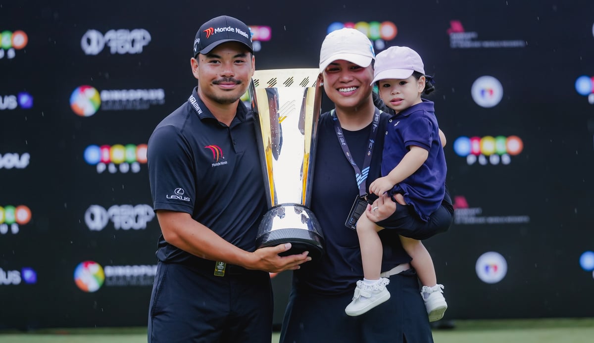 The winner, Miguel Tabuena with his family.