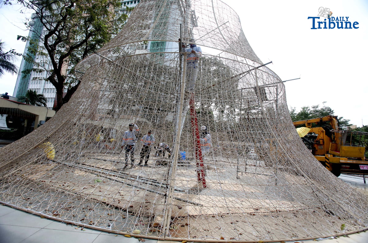 (November 05 2025) Quezon City workers start decorated a Christmas decoration made of recycled materials and rattan at the vicinity of the Quezon City Hall compound on Wednesday November 5 2025. Photo/Analy Labor