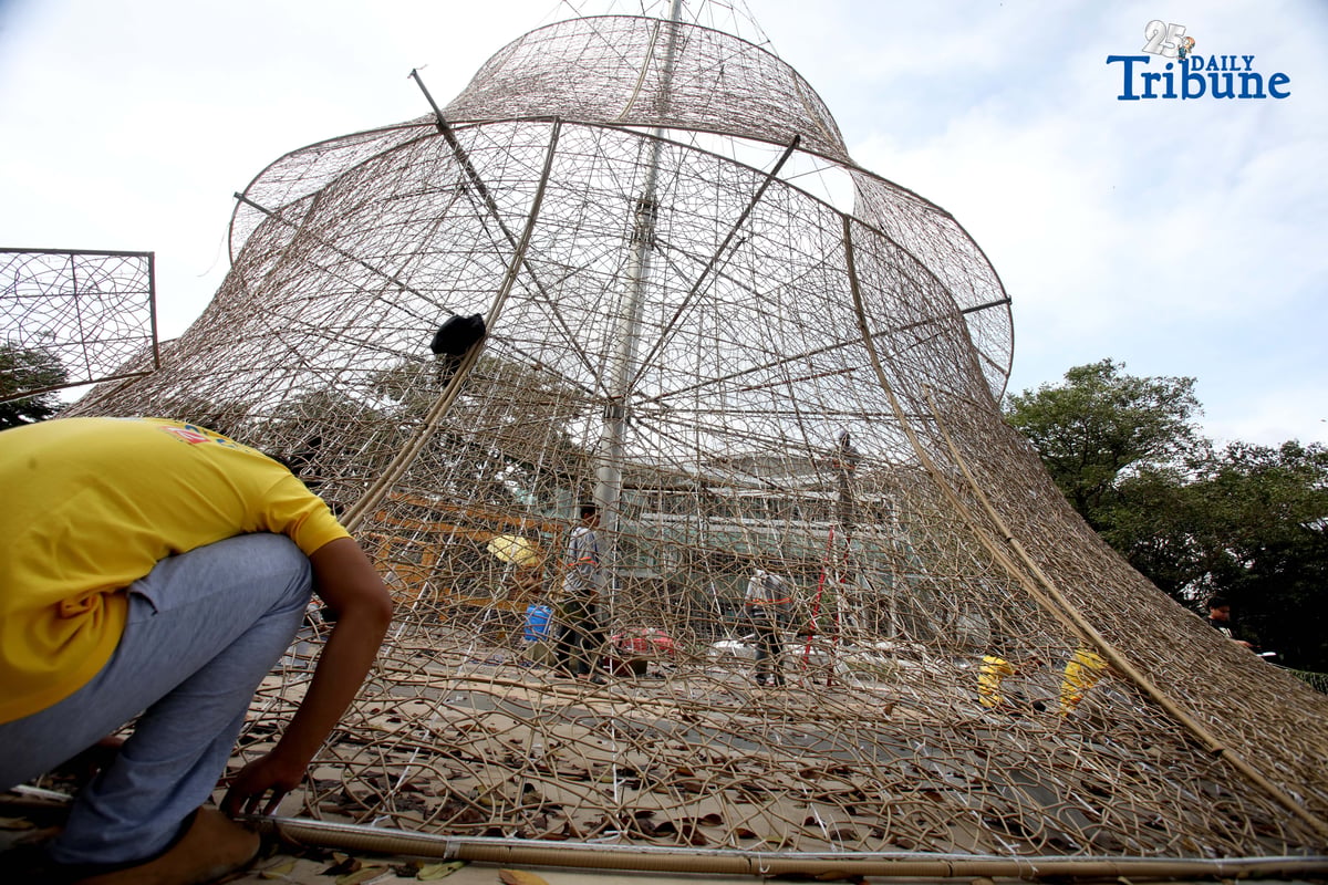 (November 05 2025) Quezon City workers start decorated a Christmas decoration made of recycled materials and rattan at the vicinity of the Quezon City Hall compound on Wednesday November 5 2025. Photo/Analy Labor