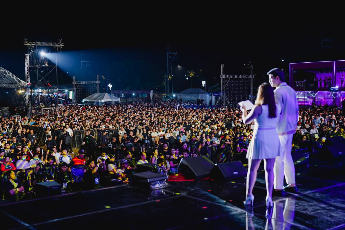 Huge crowd of festival goers at the ISP presented by BingoPlus Music Festival.