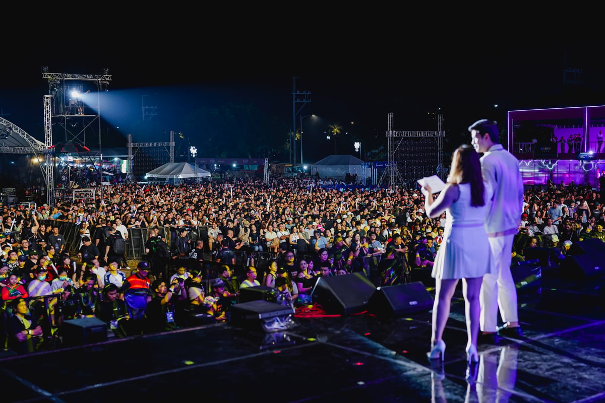 Huge crowd of festival goers at the ISP presented by BingoPlus Music Festival.