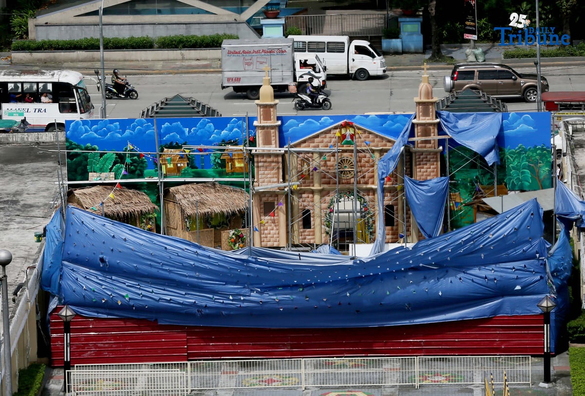 (November 05 2025) Quezon City workers start decorated a Christmas decoration made of recycled materials and rattan at the vicinity of the Quezon City Hall compound on Wednesday November 5 2025. Photo/Analy Labor