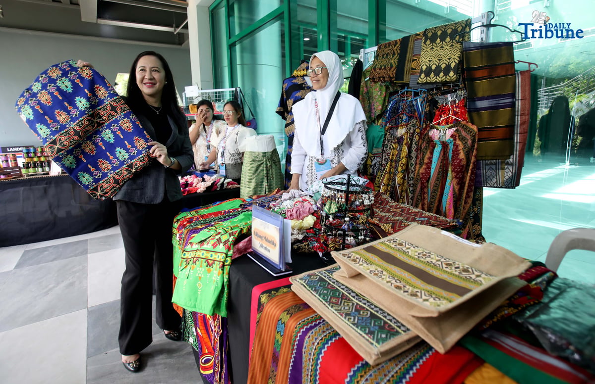 (November 05 2025) Quezon City Mayor Joy Belmonte looked around the native products at various stalls as the local government partners with Bayan Family of Foundations for the 2025 Philippine Social Enterprise Roadmap Conference with the theme “Technology Innovations in Social Enterprise (SE) and the Social and Solidarity Economy (SSE) for the Sustainable Development Goals” at the QC MICE Center on Wednesday November 5 2025. The event will serve as a vital platform for changemakers, investors, policymakers, and innovators to collaborate and shape the future of the region’s social enterprise landscape. Photo/Analy Labor