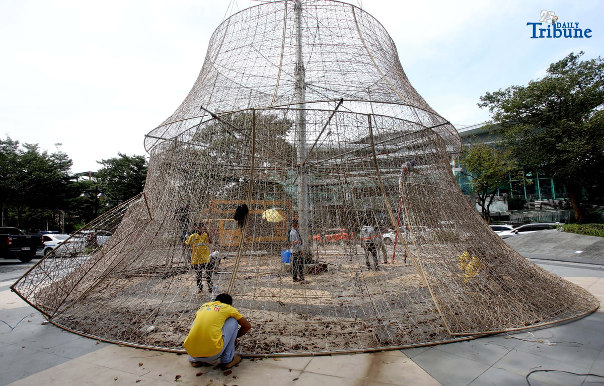 (November 05 2025) Quezon City workers start decorated a Christmas decoration made of recycled materials and rattan at the vicinity of the Quezon City Hall compound on Wednesday November 5 2025. Photo/Analy Labor