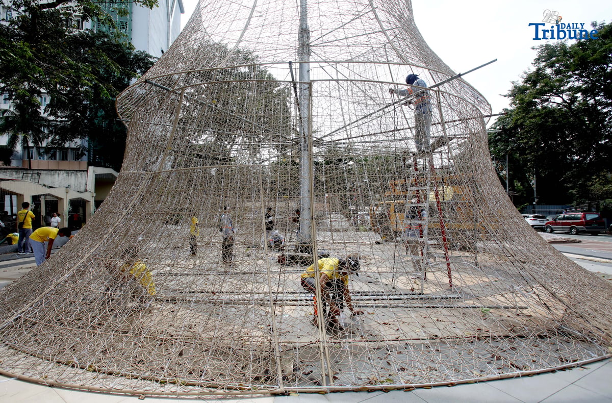 (November 05 2025) Quezon City workers start decorated a Christmas decoration made of recycled materials and rattan at the vicinity of the Quezon City Hall compound on Wednesday November 5 2025. Photo/Analy Labor