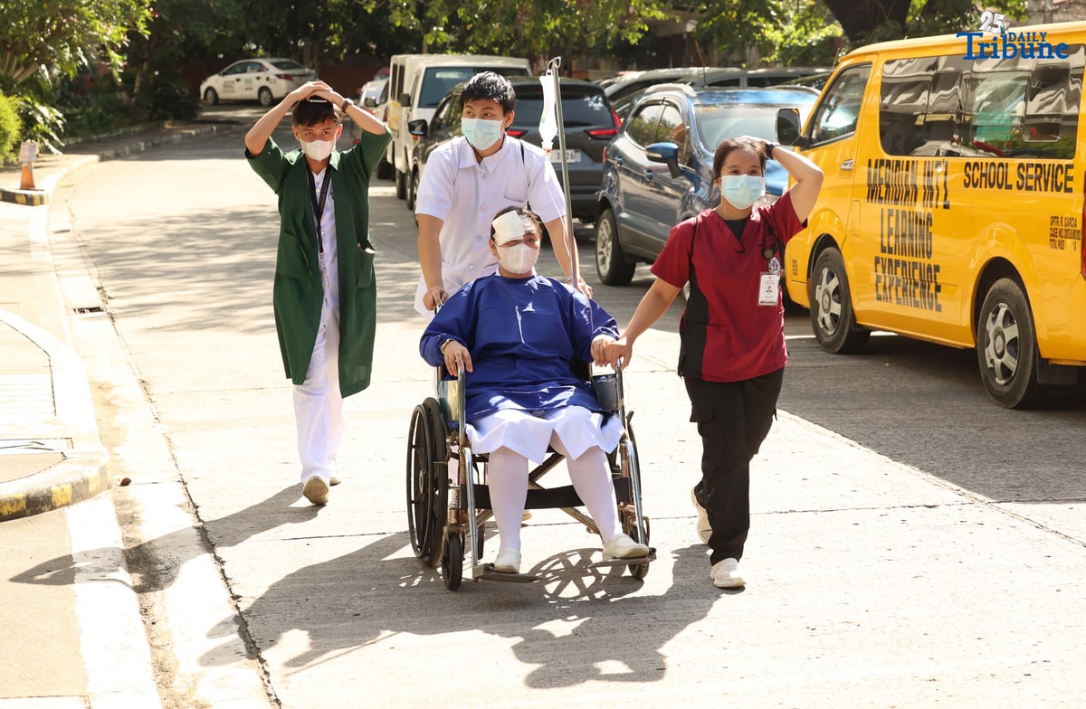 (November 06 2025) Health workers at Quezon City General Hospital rushing out the building as they participate in the 4th nationwide simultaneous earthquake drill on Thursday November 6 2025. Photo/Analy Labor
