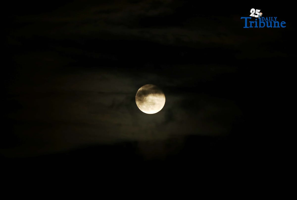 (November 07 2025) The beaver super moon lights up the sky seen from Caloocan City, on Thursday nights November 6 2025. Photo/Analy Labor