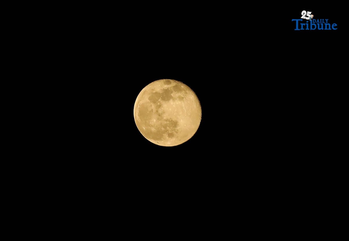 (November 07 2025) The beaver super moon lights up the sky seen from Caloocan City, on Thursday nights November 6 2025. Photo/Analy Labor