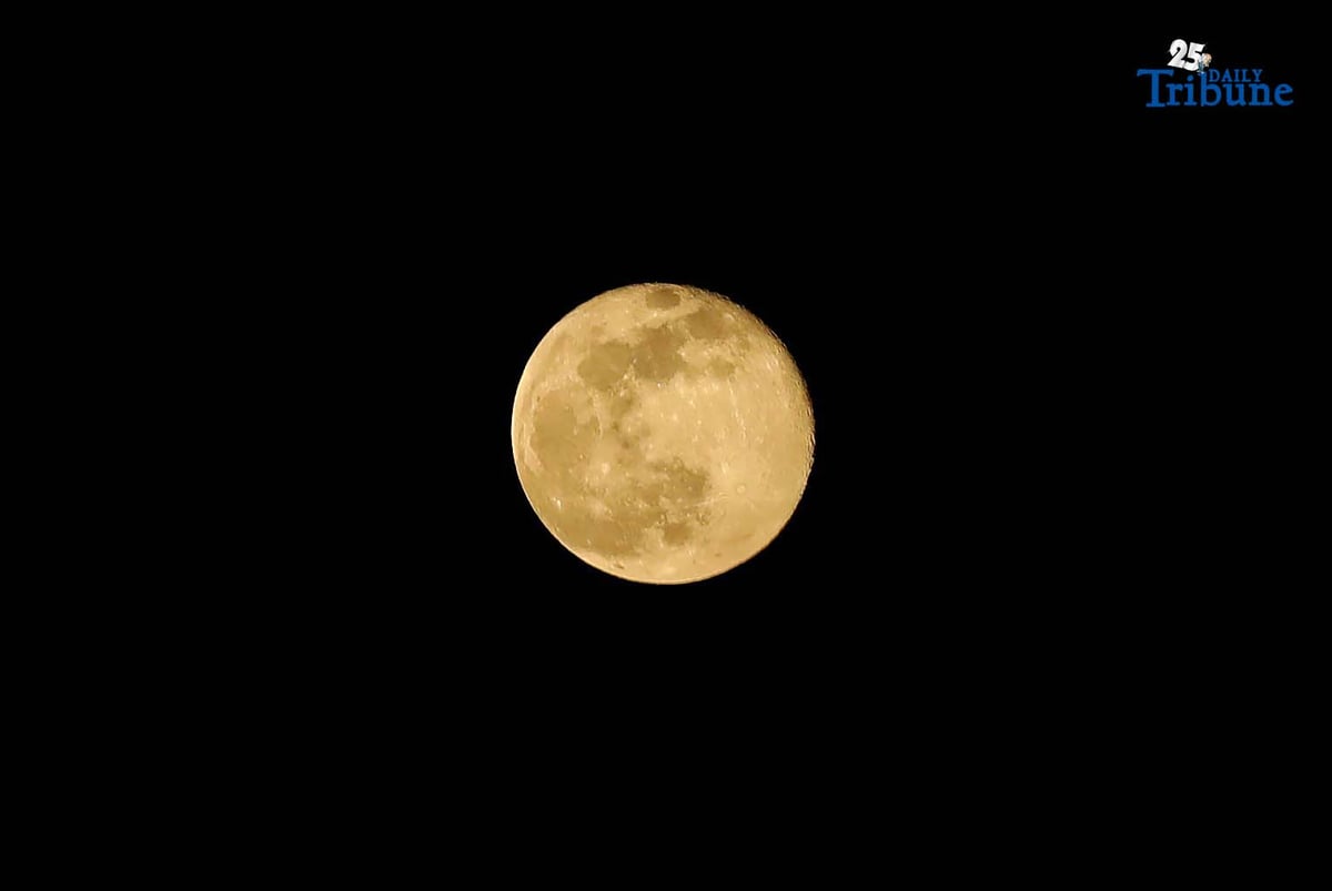 (November 07 2025) The beaver super moon lights up the sky seen from Caloocan City, on Thursday nights November 6 2025. Photo/Analy Labor