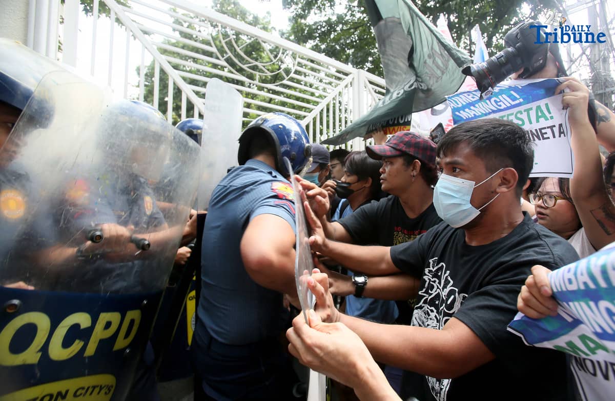 Tension erupts outside the Office of the Ombudsman in Quezon City as protesters clash with QCPD anti-riot police during a rally denouncing “selective justice.” The groups demanded Ombudsman Jesus Crispin Remulla hold all officials allegedly linked to anomalous flood control projects accountable.